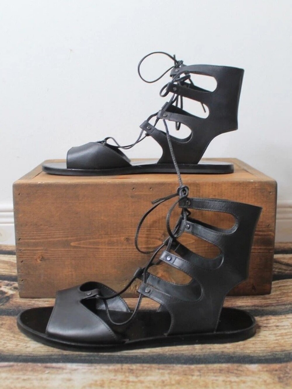 Vince Niva. Black Leather Gladiator Sandals. Sz 9M